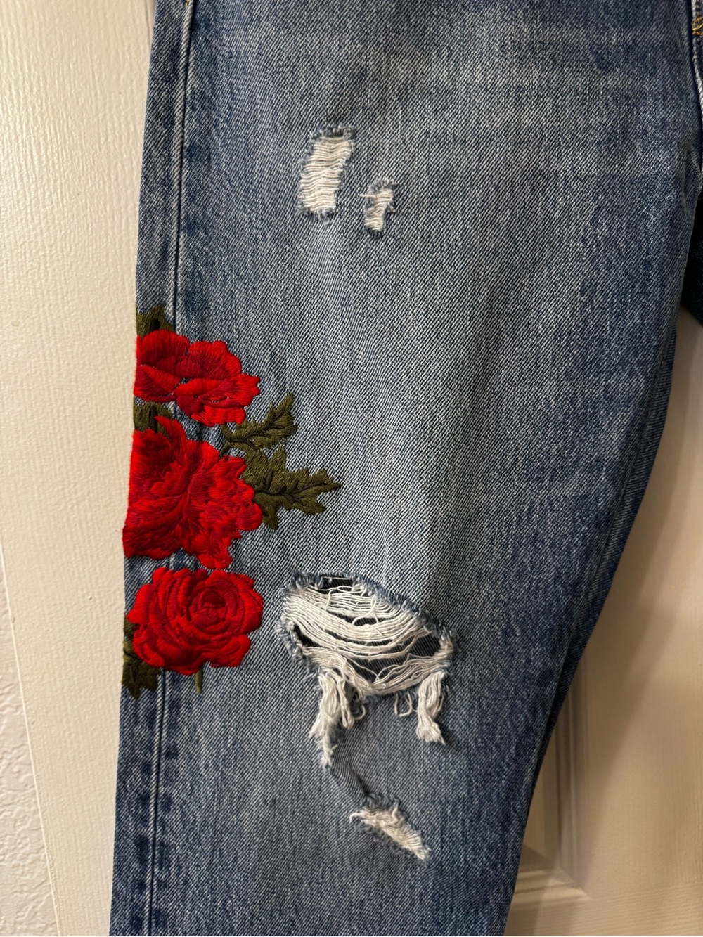 Levi's 501 Midrise Embroidered Distressed Straight-Leg Medium Wash Jeans Sz 28 - Picture 10 of 15